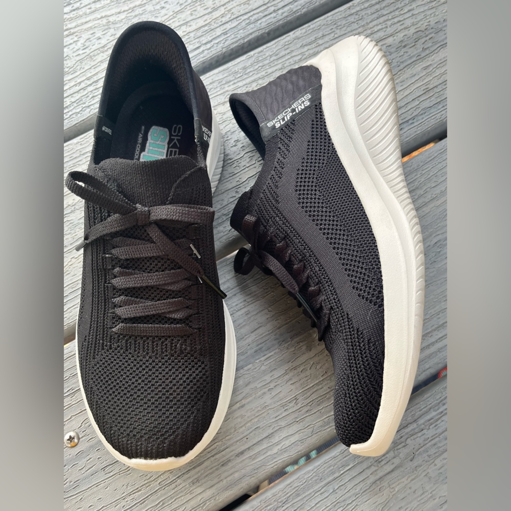 Skechers Womens Black Athletic Shoes Slip On Lightweight Size 6.5